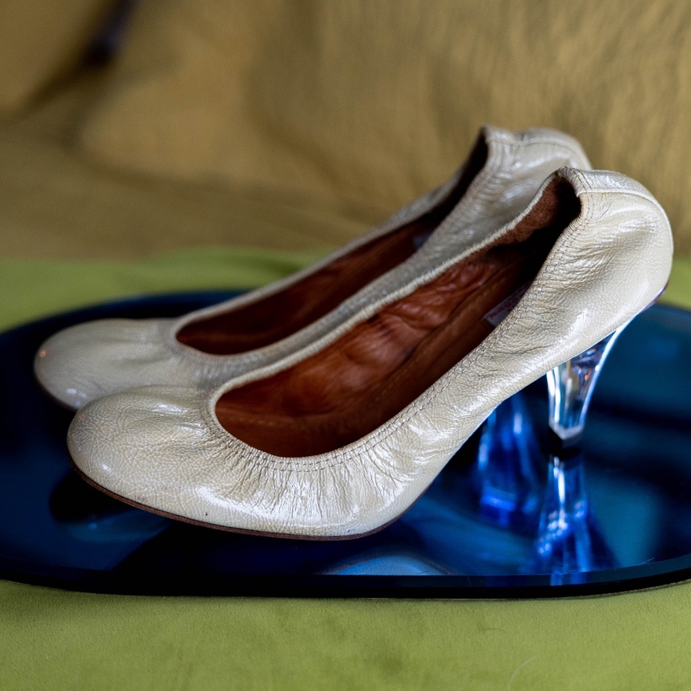 LANVIN Tan Patent Leather Pumps✨Lucite Heels